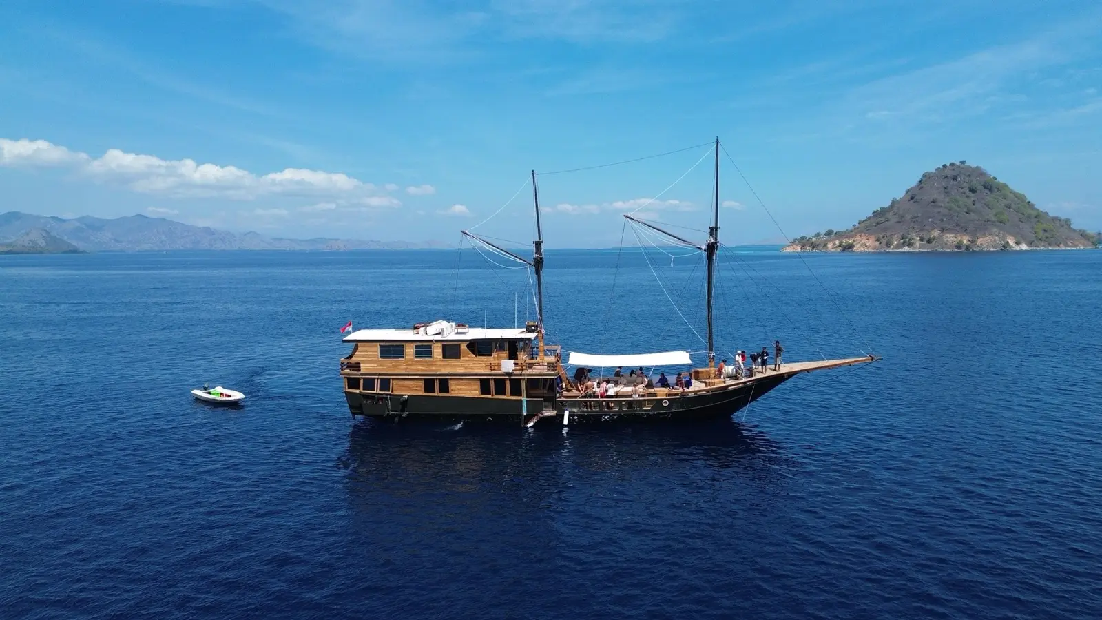 Blackbeard — Blackbeard 皮尼西帆船 — 科莫多航海