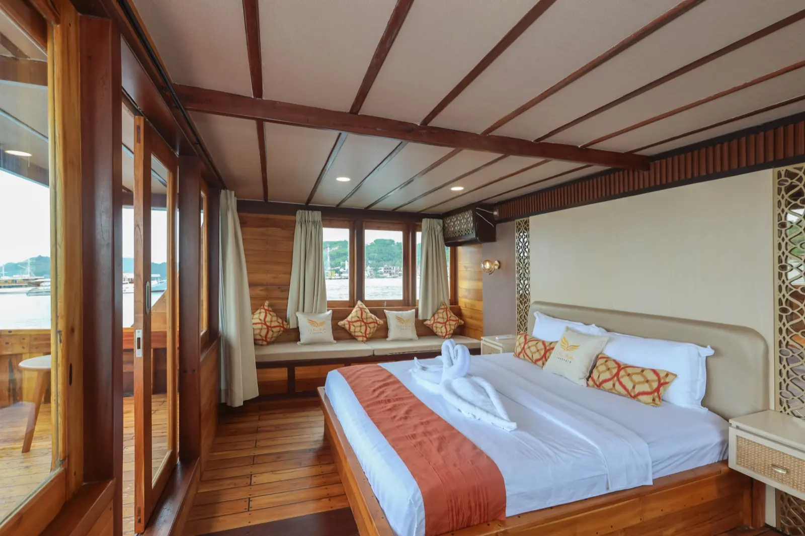 Elrora 上的 Master Cabin