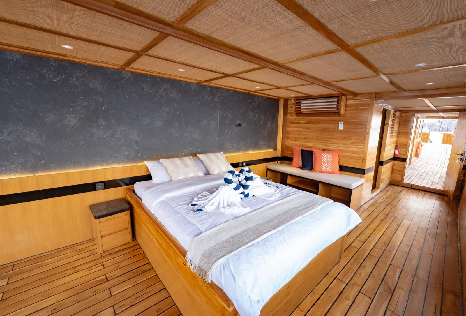 Lamborajo 3 上的 Royal Master Cabin 1