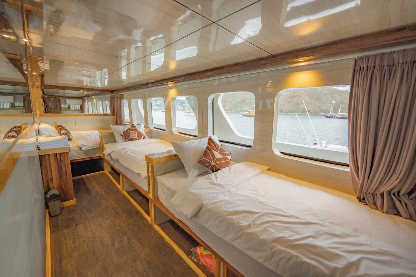 Ocean Angel 上的 Family Cabin