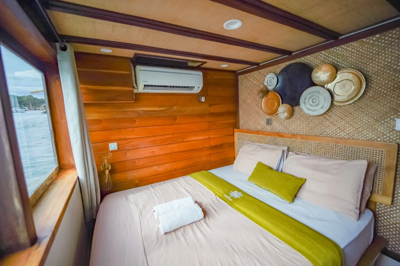 Yumana 上的 Deluxe Cabin