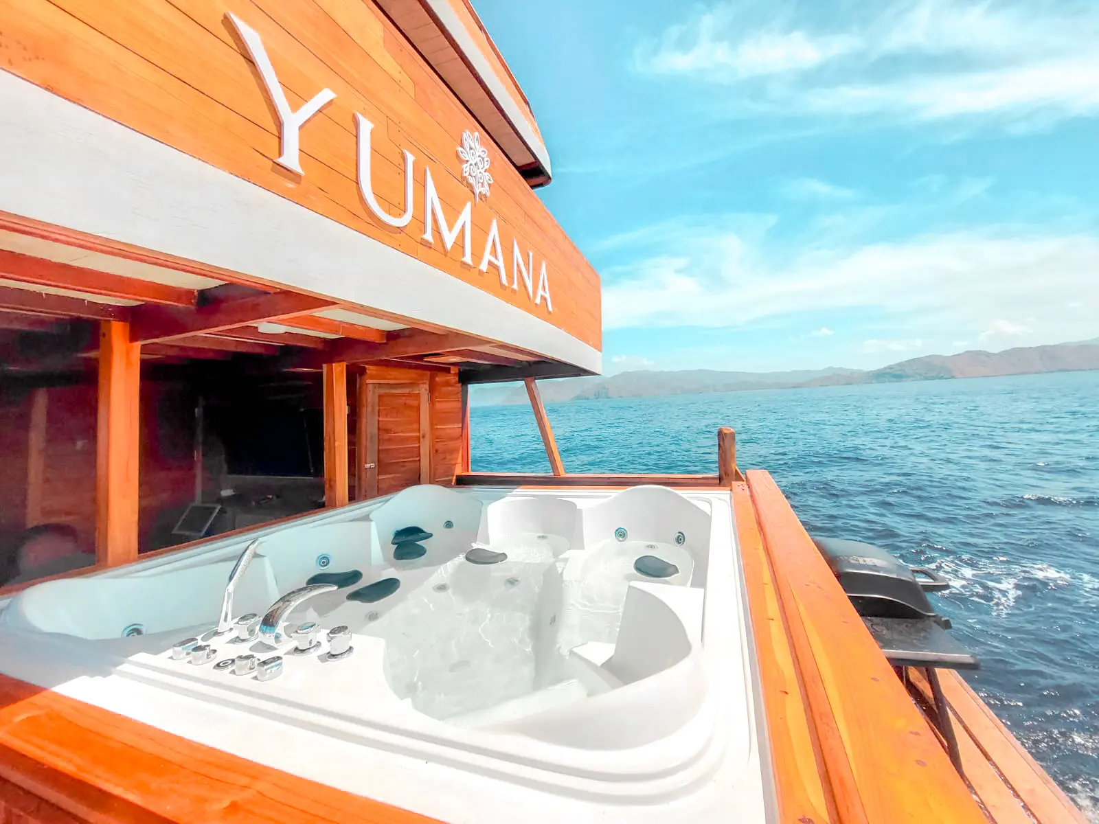Yumana — 按摩池甲板