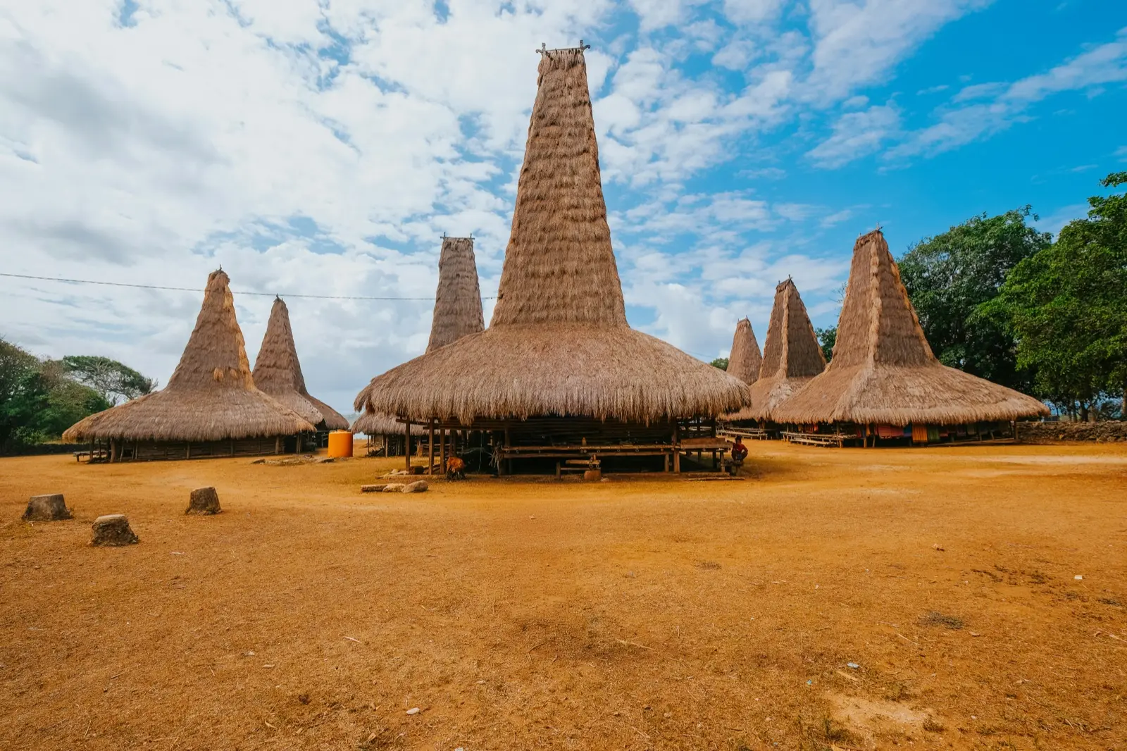 Sumba — 4–6天私人海岛之旅——稀树草原丘陵、隐秘瀑布、无人海滩，以及仍在延续传统的古老村落。